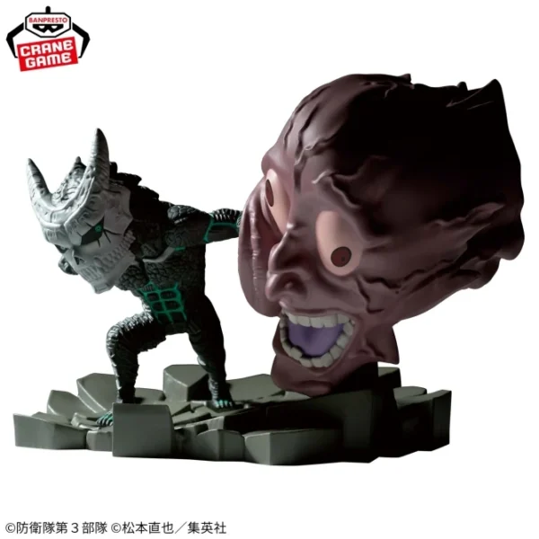Banpresto World Collectable Figure: Kaiju No. 8 - Kaiju No. 8 golpeando a un monstruo araña.